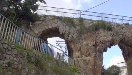 Sarsıntı felaketinde adeta yerle bir olan Hatay Antakya’da 2000 yıllık su kemeri ayakta kaldı