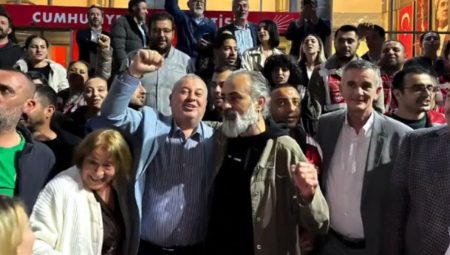 MHP kökenli vekillerden CHP Genel Merkezi önünde Gündoğdu Marşı